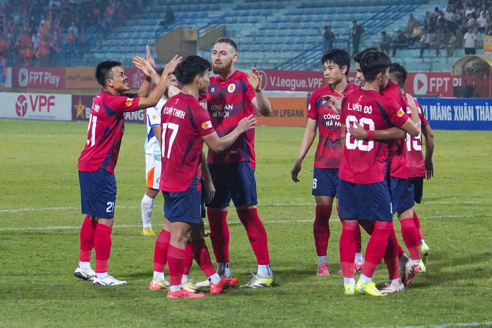 Thắng lợi giòn giã trước SHB Đà Nẵng đưa Công an Hà Nội "lên đỉnh" V-League với 13 điểm, bằng điểm với Đông Á Thanh Hóa nhưng hơn về hiệu số bàn thắng. (Ảnh: Việt Anh/Vietnam+)