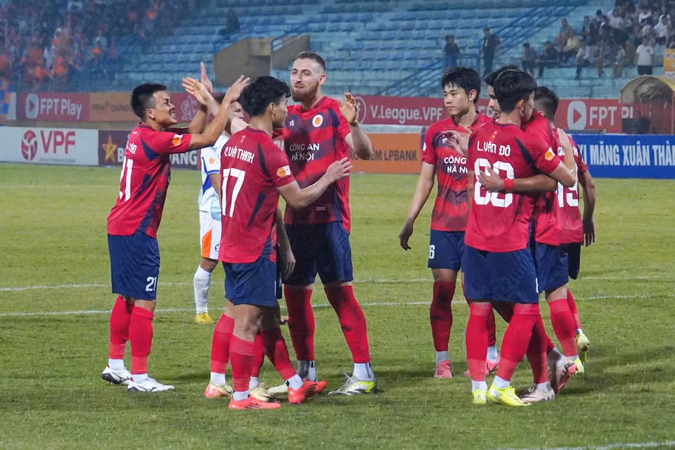 Thắng lợi giòn giã trước SHB Đà Nẵng đưa Công an Hà Nội "lên đỉnh" V-League với 13 điểm, bằng điểm với Đông Á Thanh Hóa nhưng hơn về hiệu số bàn thắng. (Ảnh: Việt Anh/Vietnam+)