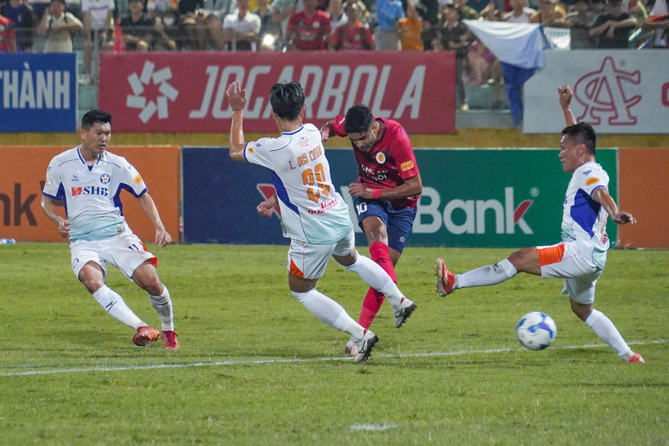 Đến phút thứ 64, pha dứt điểm quyết đoán của Leo Artur (áo đỏ) giúp Công an Hà Nội vươn lên dẫn trước 1-0. (Ảnh: Việt Anh/Vietnam+)