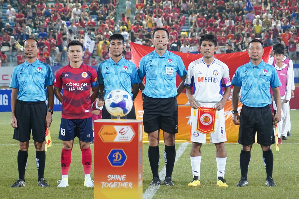 Tối 3/11, Công an Hà Nội (áo đỏ) tiếp đón đội khách SHB Đà Nẵng trong trận đấu thuộc khuôn khổ vòng 6 V-League 2024-2025. (Ảnh: Việt Anh/Vietnam+)
