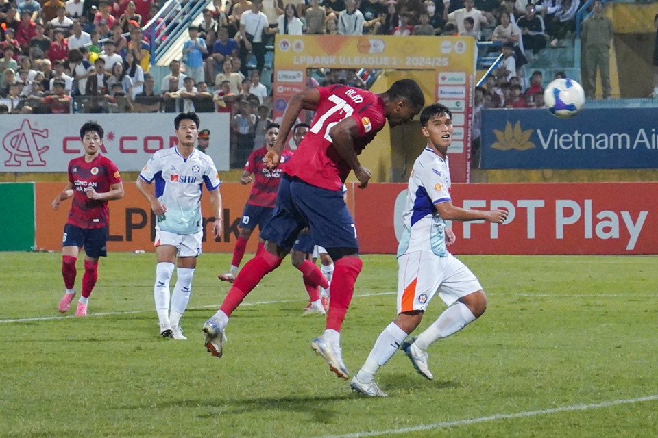 Chỉ 7 phút sau, Leo Artur sắm vai kiến tạo với tình huống tạt bóng "như đặt" để Alan Grafite đánh đầu, nâng tỷ số lên 2-0 cho đội chủ nhà. (Ảnh: Việt Anh/Vietnam+)