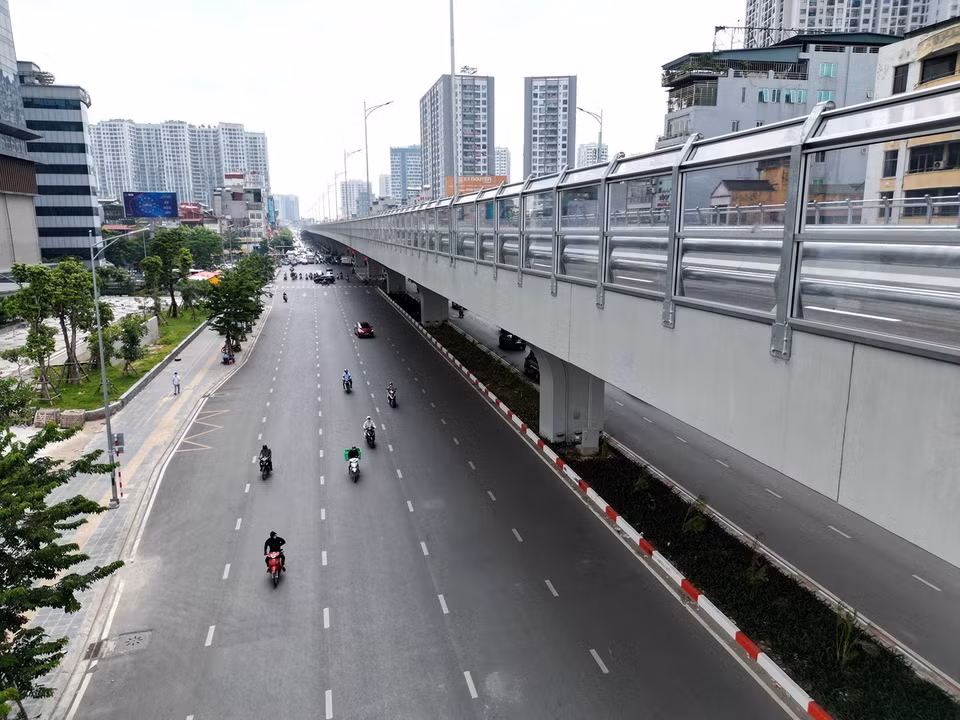 Phần đường dưới thấp kéo dài từ Vĩnh Tuy-Chợ Mơ-Ngã Tư Vọng dài 3,1km được mở rộng với mặt cắt 53,5-63,5m, quy mô 8 làn xe. (Ảnh: Tuấn Anh/TTXVN)