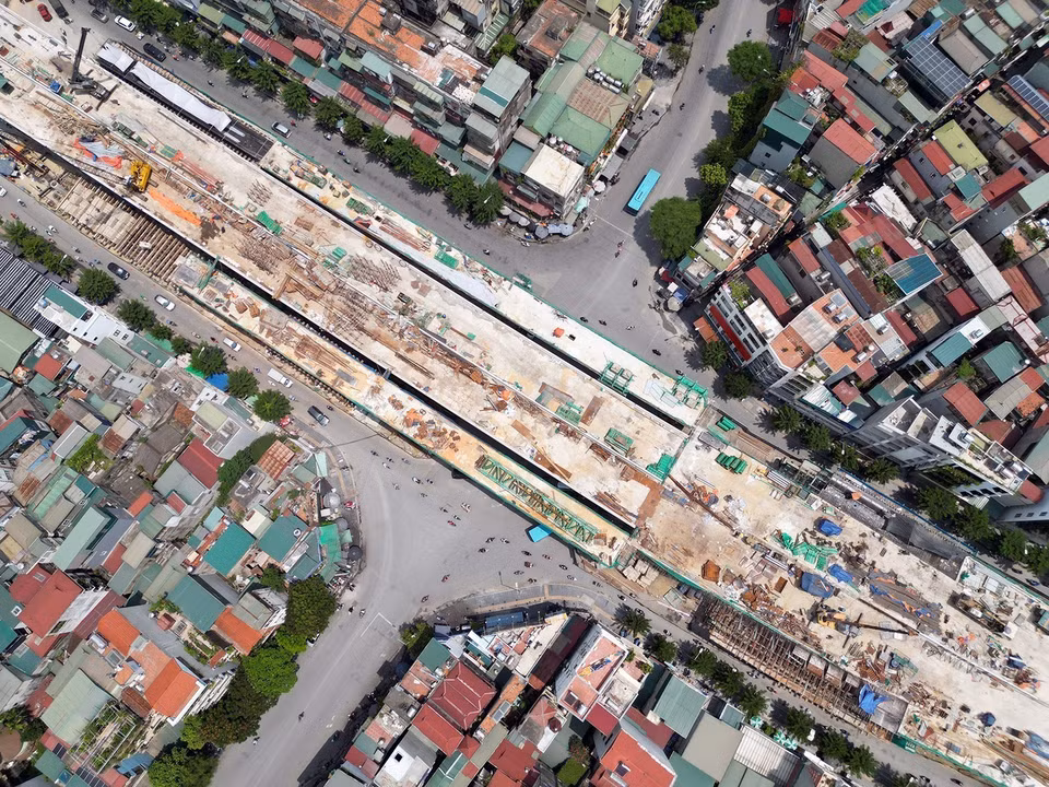 Đoạn tuyến trên cao nút giao Đại La-Trần Đại Nghĩa đang được thi công. (Ảnh: Tuấn Anh/TTXVN)