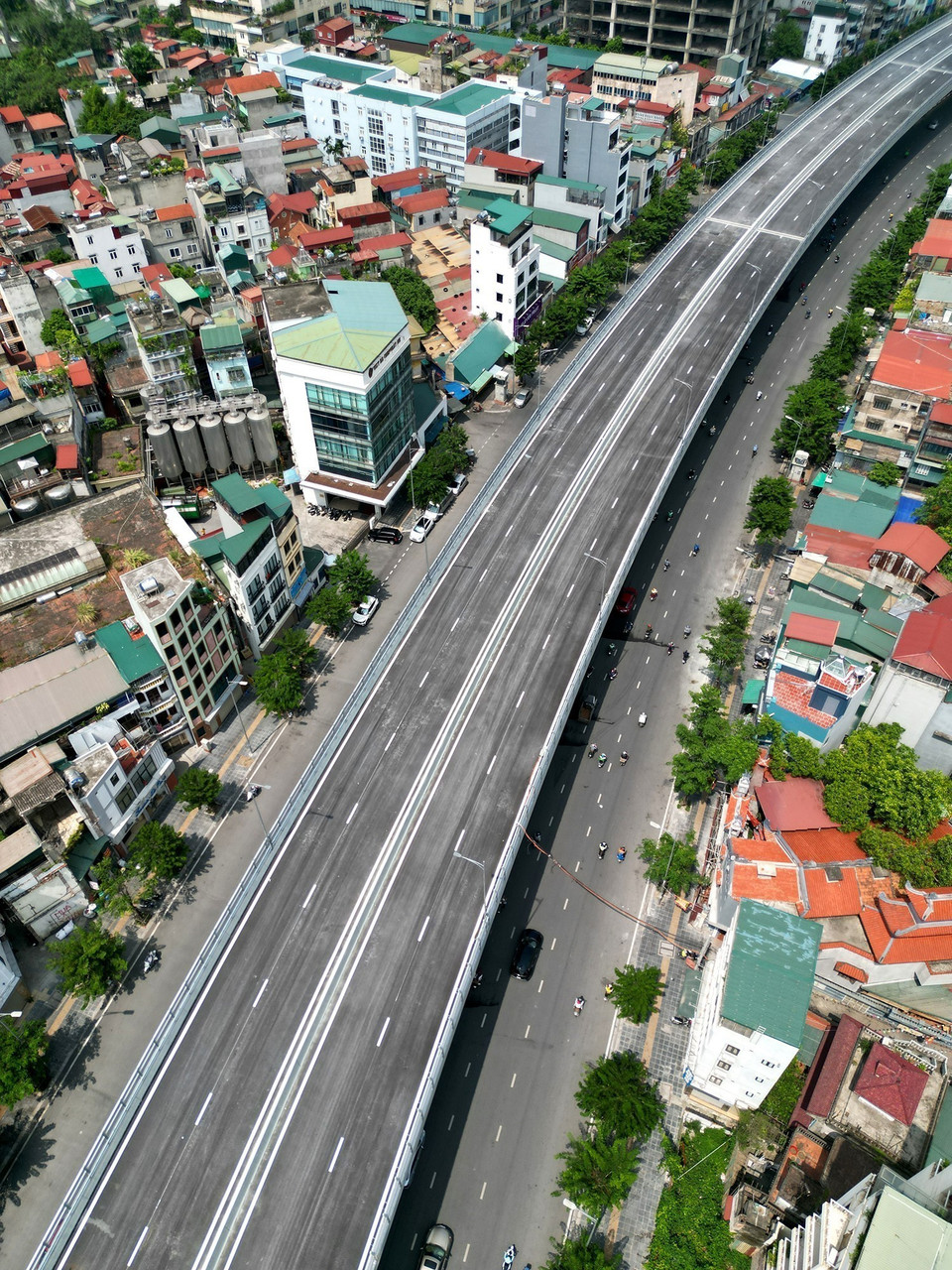 Dự án hoàn thành và đi vào vận hành sẽ giúp thay đổi bộ mặt tuyến vành đai 2 tại khu vực, giảm ùn tắc giao thông cho đường Trường Chinh, Đại La, Minh Khai... (Ảnh: Tuấn Anh/TTXVN)