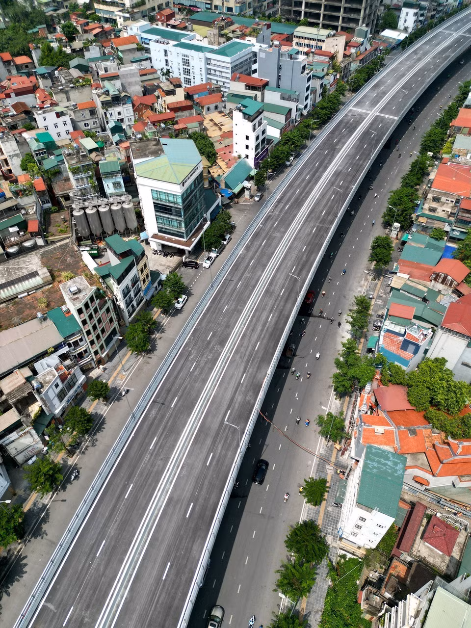 Dự án hoàn thành và đi vào vận hành sẽ giúp thay đổi bộ mặt tuyến vành đai 2 tại khu vực, giảm ùn tắc giao thông cho đường Trường Chinh, Đại La, Minh Khai... (Ảnh: Tuấn Anh/TTXVN)