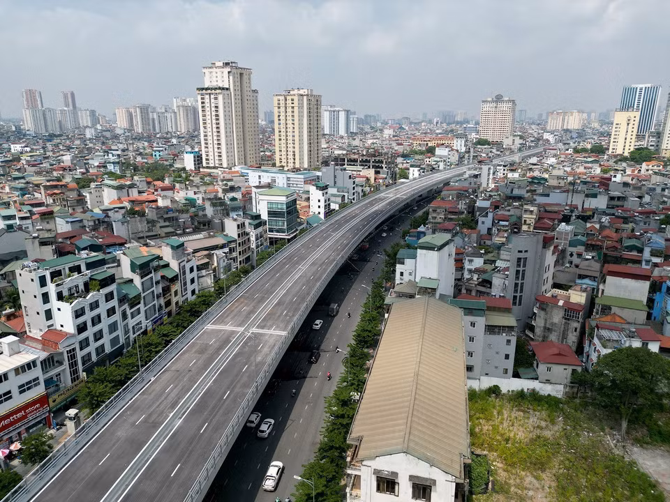 Tuyến đường bộ trên cao dọc đường Vành đai 2, đoạn từ cầu Vĩnh Tuy đến Ngã Tư Sở gồm cầu chính và cầu dẫn kết nối với các tuyến đường bên dưới. (Ảnh: Tuấn Anh/TTXVN)