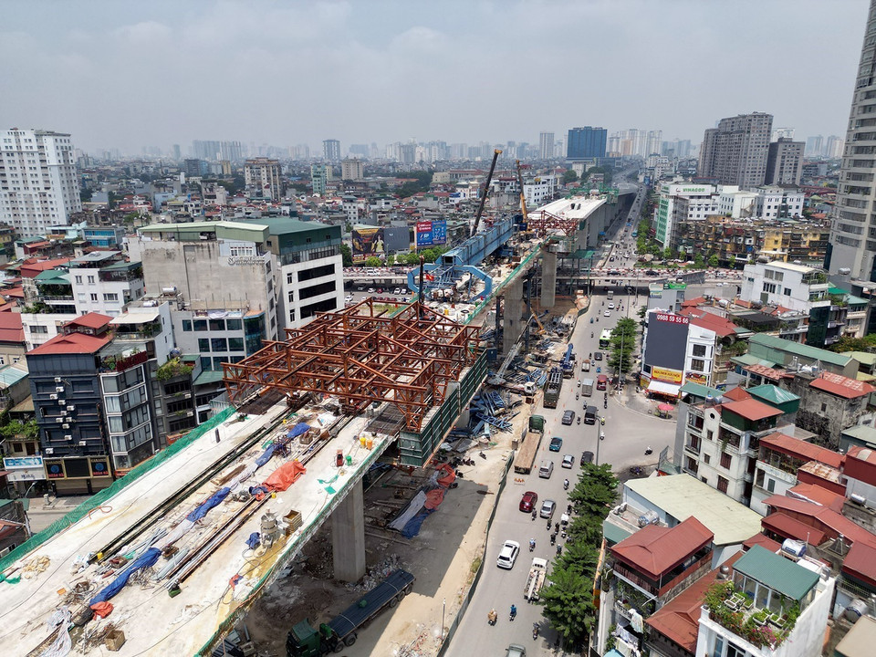 Với công nghệ MSS, sau khi thi công xong một nhịp, toàn bộ hệ thống ván khuôn và đà giáo được di chuyển tới nhịp tiếp theo và bắt đầu công đoạn thi công như nhịp trước, cứ như vậy theo chiều dọc cầu cho đến khi hoàn thiện kết cấu nhịp. (Ảnh: Tuấn Anh/TTXVN)