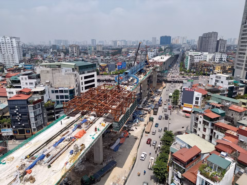 Với công nghệ MSS, sau khi thi công xong một nhịp, toàn bộ hệ thống ván khuôn và đà giáo được di chuyển tới nhịp tiếp theo và bắt đầu công đoạn thi công như nhịp trước, cứ như vậy theo chiều dọc cầu cho đến khi hoàn thiện kết cấu nhịp. (Ảnh: Tuấn Anh/TTXVN)
