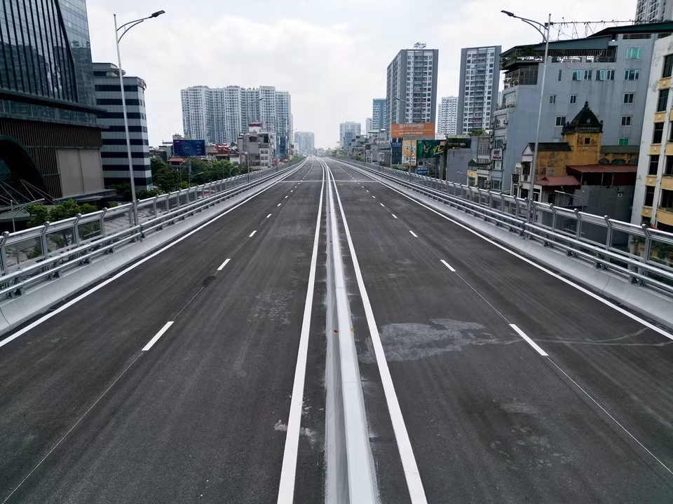 Đoạn tuyến trên cao toàn dự án bao gồm các hạng mục: cầu chính (bề mặt 19m), cầu dẫn (bề mặt 7m) và các nhánh dẫn kết nối với đường bên dưới. (Ảnh: Tuấn Anh/TTXVN)