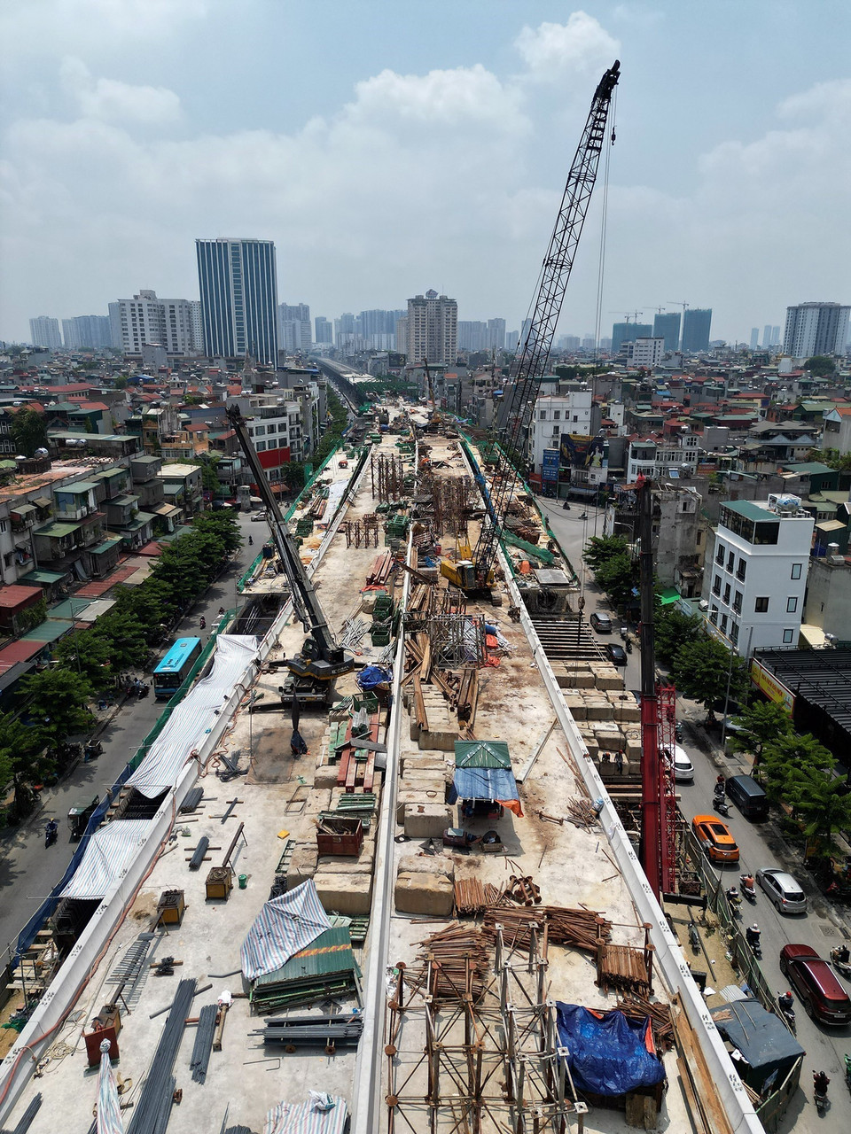 Tuyến đường bộ trên cao dọc đường Vành đai 2, đoạn từ cầu Vĩnh Tuy đến Ngã Tư Sở gồm cầu chính và cầu dẫn kết nối với các tuyến đường bên dưới, hệ thống chiếu sáng, thoát nước, tường chắn, hệ thống biển báo. (Ảnh: Tuấn Anh/TTXVN)