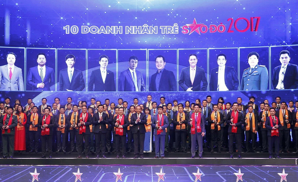 Phó Thủ tướng Thường trực Chính phủ Trương Hòa Bình cùng lãnh đạo Đảng, Nhà nước với các Doanh nhân trẻ Việt Nam tiêu biểu năm 2017 nhận giải thưởng Sao Đỏ. (Ảnh: Văn Điệp/TTXVN)