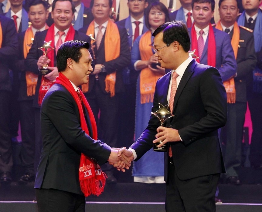 Bí thư thứ nhất Trung ương Đoàn Thanh niên Cộng sản Hồ Chí Minh trao Giải thưởng Sao Đỏ cho các Doanh nhân trẻ Việt Nam tiêu biểu năm 2017. (Ảnh: Văn Điệp/TTXVN)