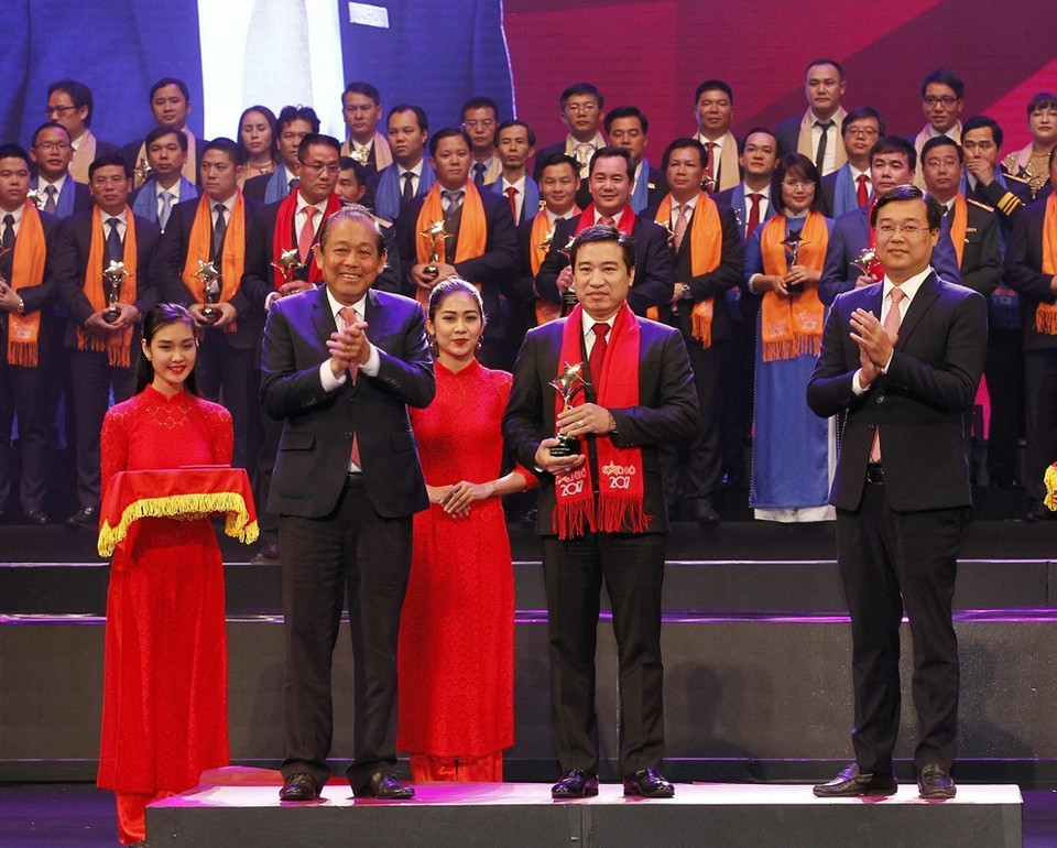 Phó Thủ tướng Thường trực Chính phủ Trương Hòa Bình và Bí thư thứ nhất Trung ương Đoàn TNCS Hồ Chí Minh trao Giải thưởng Sao Đỏ cho các Doanh nhân trẻ Việt Nam tiêu biểu năm 2017. (Ảnh: Văn Điệp/TTXVN)