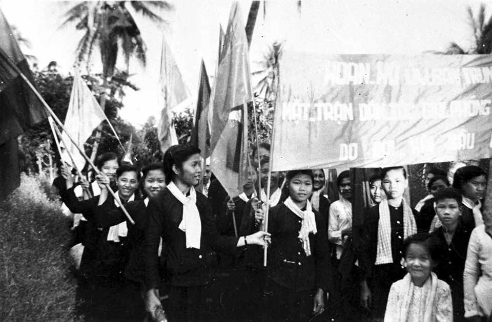 Đồng bào tỉnh Bến Tre mít tinh hoan nghênh Đại hội lần thứ nhất Mặt trận Dân tộc Giải phóng miền Nam Việt Nam. (Ảnh: Tư liệu TTXVN)