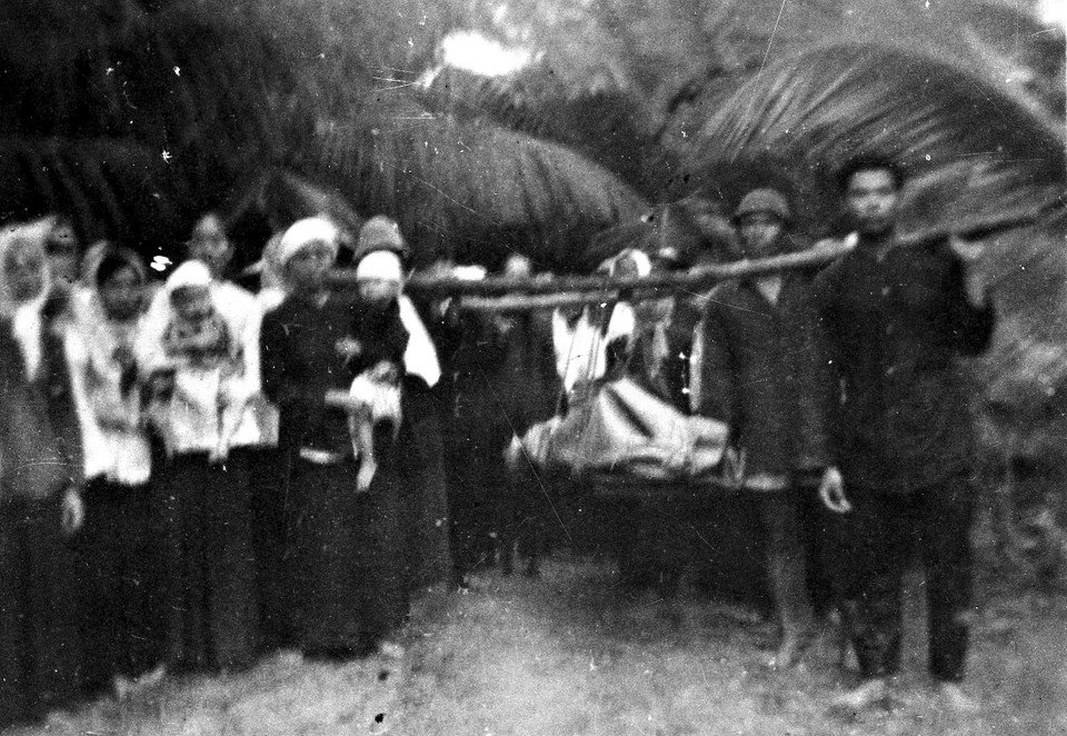 Ngày 30/12/1960, người dân tại xã X (tỉnh Bến Tre), 'đội quân tóc dài' và người dân trong xã khiêng thi hài một nạn nhân bị lính Ngụy bắn chết trong khi đi làm về, đồng thời đấu tranh đòi địch phải bồi thường cho gia đình nạn nhân và chấm dứt việc bắn giết bừa bãi. (Ảnh: Tư liệu TTXVN)