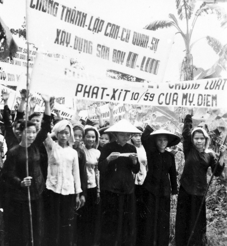 'Đội quân tóc dài' Bến Tre biểu tình đòi hủy bỏ luật phát xít 10-59, đòi thành lập một chính phủ dân chủ tiến bộ, phản đối Mỹ-Diệm xây dựng căn cứ quân sự chuẩn bị chiến tranh. (Ảnh: Tư liệu TTXVN)