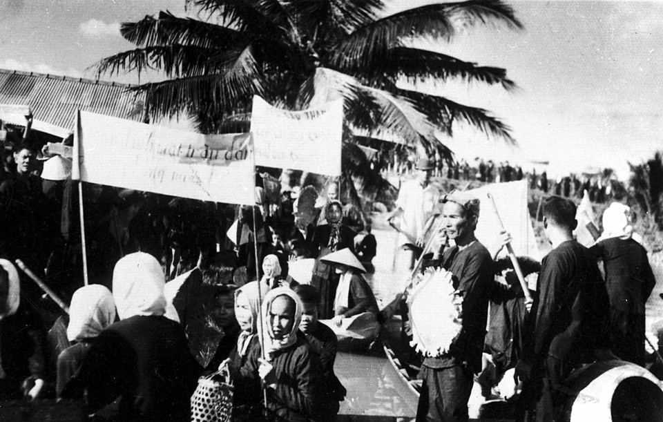 Bất chấp sự đàn áp của địch, trên các ngả đường dẫn vào quận lị X (Bến Tre), đồng bào vừa đi vừa hô vang khẩu hiệu 'Yêu cầu bãi bỏ luật 10-59,' 'Tên Ngô Đình Diệm tay sai của đế quốc Mỹ phải từ chức,' 'Yêu cầu thành lập lại một chính phủ dân chủ.' (Ảnh: Tư liệu TTXVN)