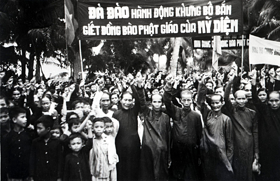 Hơn 1.500 đồng bào công giáo tỉnh Bến Tre biểu tình đòi Ngụy quyền chấm dứt việc bắt thanh niên đi lính và đòi quân đội Mỹ-Diệm chấm dứt khủng bố Phật giáo. (Ảnh: Tư liệu TTXVN)