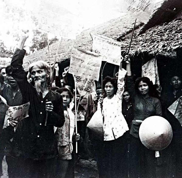 Ngày 2/12/1960, hơn 2.000 người dân tỉnh Mỹ Tho mít tinh, biểu tình đòi Mỹ - Ngụy chấm dứt các cuộc hành quân càn quét, chấm dứt việc bắn đại bác vào xóm làng, đòi Ngô Đình Diệm từ chức và thành lập một chính phủ dân chủ tiến bộ ở miền Nam Việt Nam. (Ảnh: Tư liệu TTXVN)