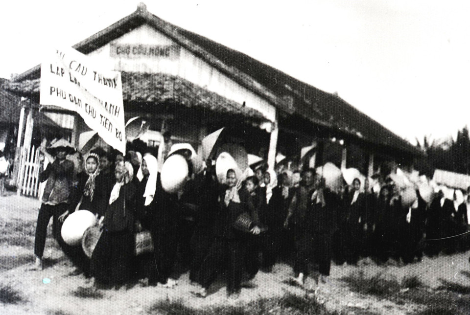 'Đội quân tóc dài' Bến Tre biểu tình chống Mỹ và bè lũ tay sai Ngô Đình Diệm. (Ảnh: Tư liệu TTXVN)