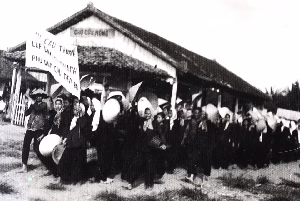 'Đội quân tóc dài' Bến Tre biểu tình chống Mỹ và bè lũ tay sai Ngô Đình Diệm. (Ảnh: Tư liệu TTXVN)