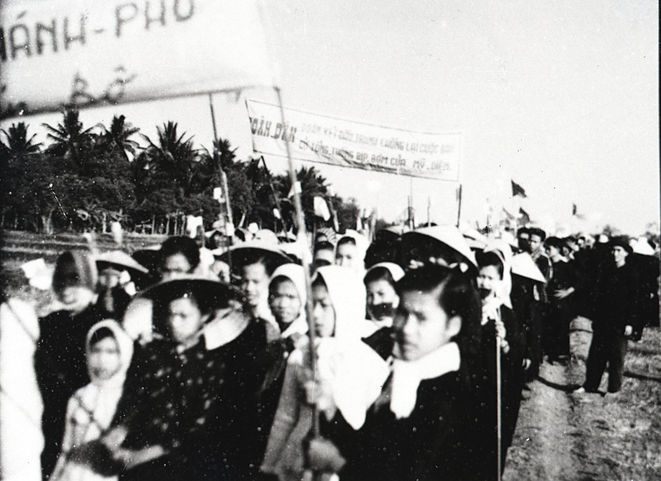 Ngày 7/4/1961, hơn 5.000 người dân Bến Tre míttinh tẩy chay trò hề bầu cử tổng thống lần thứ hai của Mỹ-Diệm. (Ảnh: Tư liệu TTXVN)