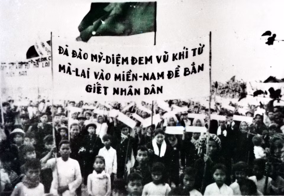 Đồng bào Kiến Phong (Long An) míttinh phản đối Mỹ-Diệm đưa vũ khí từ Malaysia vào miền Nam để bắn giết nhân dân. (Ảnh Tư liệu TTXVN)