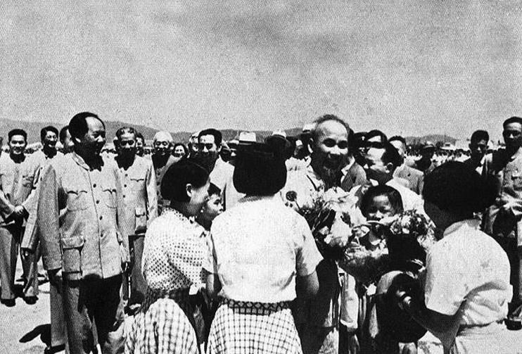 Nhân dân Trung Quốc chào mừng đoàn đại biểu Chính phủ Việt Nam, do Chủ tịch Hồ Chí Minh dẫn đầu, thăm hữu nghị Trung Quốc, tháng 6/1955. (Ảnh: Tư liệu/TTXVN phát)