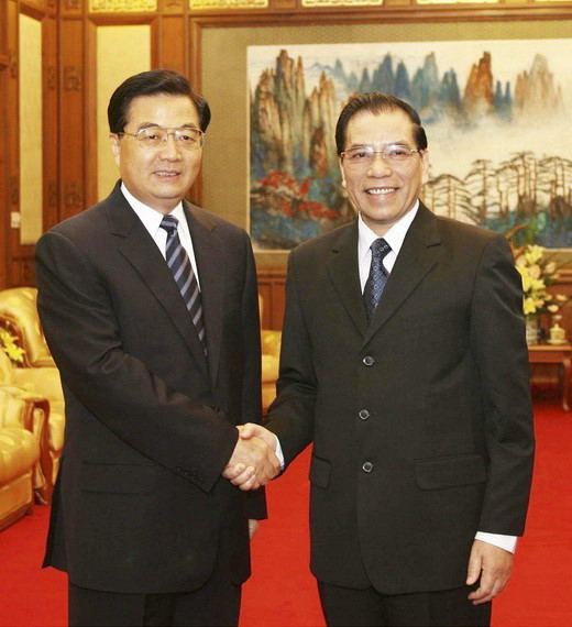 Ngày 24/8/2006, Tổng Bí thư, Chủ tịch Trung Quốc Hồ Cẩm Đào chào tạm biệt Tổng Bí thư Nông Đức Mạnh trước khi đoàn đi thăm các địa phương của Trung Quốc. (Ảnh: Đinh Xuân Tuân/TTXVN)