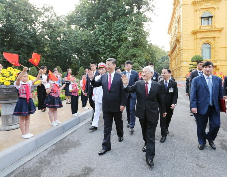  Tổng Bí thư Nguyễn Phú Trọng và Tổng Bí thư, Chủ tịch Trung Quốc Tập Cận Bình vẫy chào nhân dân và Thiếu nhi Thủ đô tại lễ đón, trong chuyến thăm cấp Nhà nước tới Việt Nam từ ngày 12-13/11/2017. (Ảnh: Trí Dũng/TTXVN)
