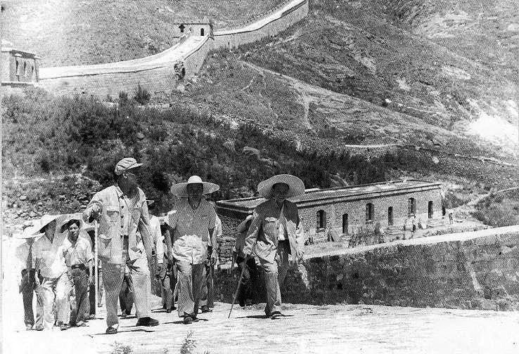  Chủ tịch Hồ Chí Minh tham quan Vạn lý trường thành, trong chuyến thăm hữu nghị Trung Quốc, tháng 7/1955. (Ảnh: Tư liệu/TTXVN phát)