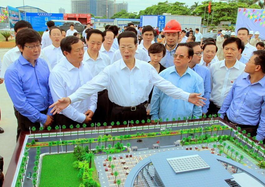 Đồng chí Trương Cao Lệ, Ủy viên Thường vụ Bộ Chính trị, Phó Thủ tướng Quốc vụ viện Trung Quốc với các đại biểu thăm Công trình xây dựng Cung Hữu nghị Việt-Trung, ngày 17/7/2015, tại Hà Nội. (Ảnh: An Đăng/TTXVN)