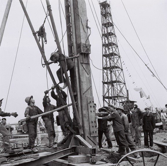 Công nhân kỹ thuật Trung Quốc và Việt Nam điều khiển máy đóng cọc để làm đê quai xanh chắn nước trong thi công xây dựng triền tàu Nhà máy đóng tàu Hải Phòng (1960). (Ảnh: Lâm Hồng/TTXVN)