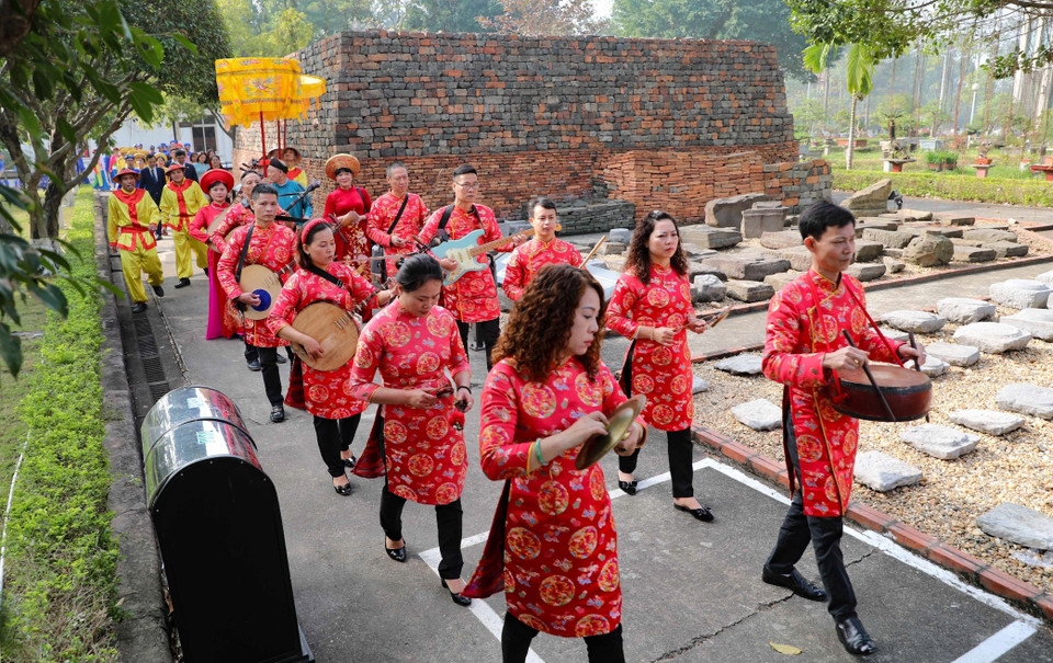 Đoàn hành lễ mang cá chép đi thả. (Ảnh: Thanh Tùng/TTXVN)