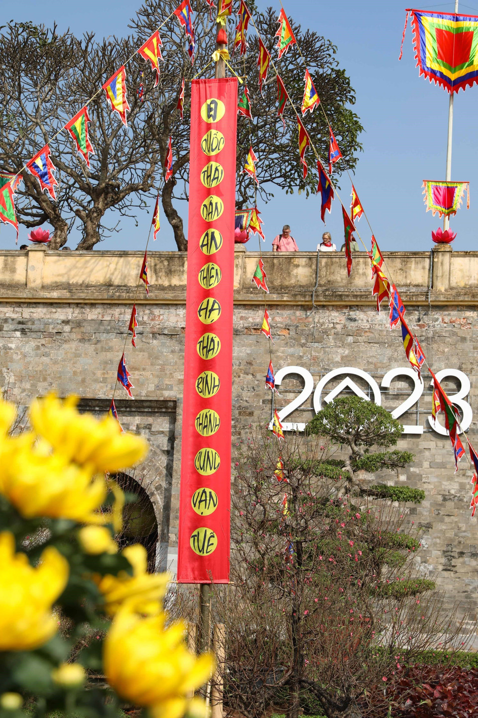 Câu đối trên cây nêu ngày Tết được dựng trong Khu di tích Hoàng thành Thăng Long. (Ảnh: Thanh Tùng/TTXVN)