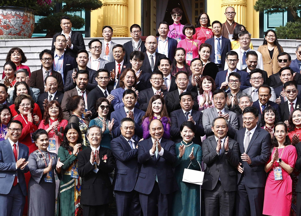 Chủ tịch nước Nguyễn Xuân Phúc và Phu nhân chụp ảnh chung với các đại biểu kiều bào dự Chương trình Xuân Quê hương 2023, tại Phủ Chủ tịch. (Ảnh: Thống Nhất/TTXVN)