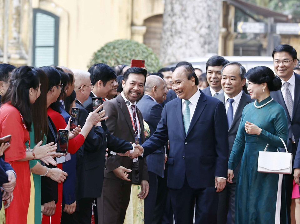 Chủ tịch nước Nguyễn Xuân Phúc và Phu nhân với các đại biểu kiều bào dự Chương trình Xuân Quê hương 2023 dự nghi thức dâng hương và thả cả chép tại Khu di tích Hoàng thành Thăng Long. (Ảnh: Thống Nhất/TTXVN)