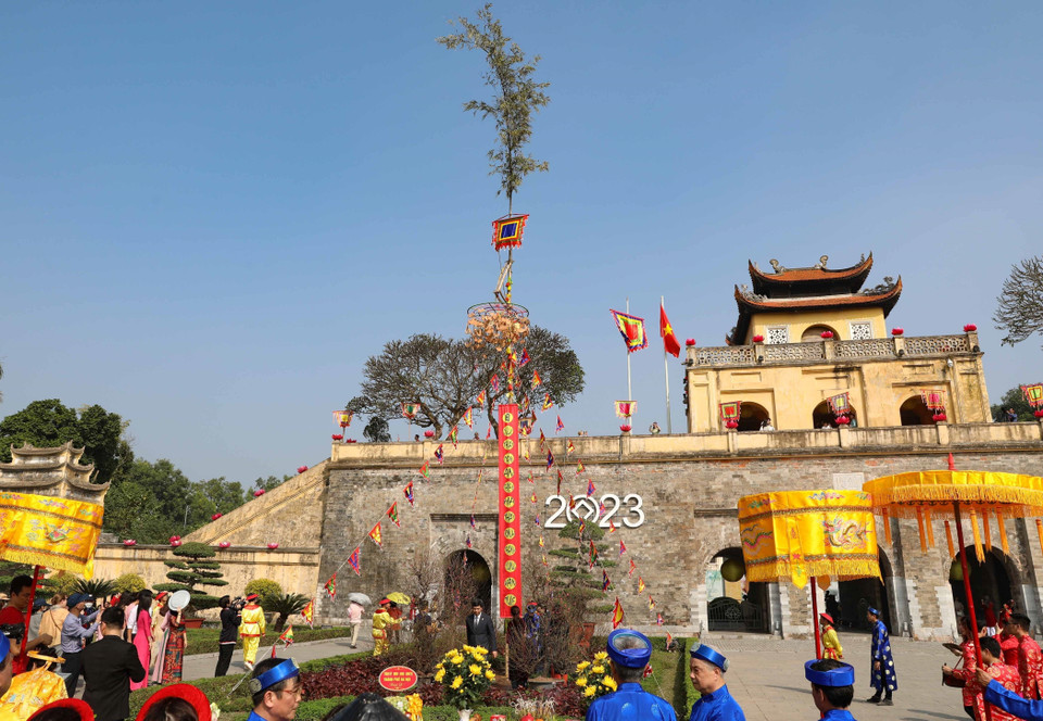 Cây nêu ngày Tết được dựng trong Khu di tích Hoàng thành Thăng Long. (Ảnh: Thanh Tùng/TTXVN)