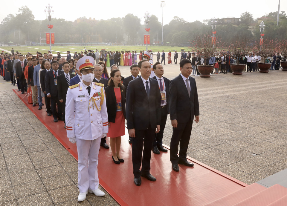 Đoàn kiều bào tiêu biểu vào Lăng viếng Chủ tịch Hồ Chí Minh.(Ảnh: Lâm Khánh/TTXVN)