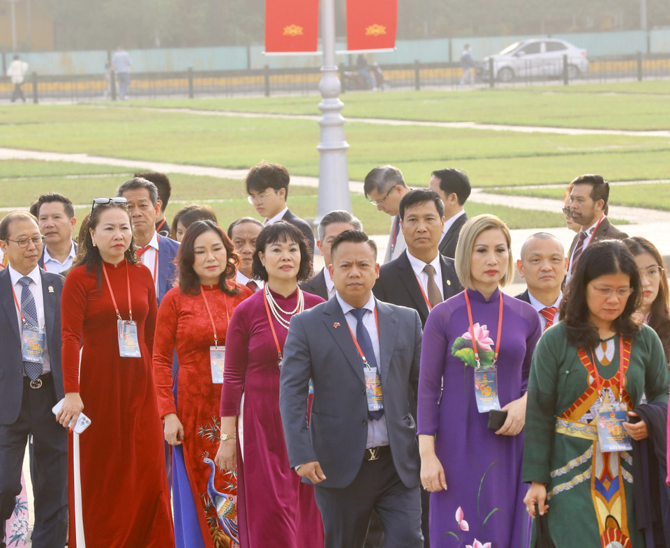 Đoàn kiều bào tiêu biểu vào Lăng viếng Chủ tịch Hồ Chí Minh.(Ảnh: Lâm Khánh/TTXVN)