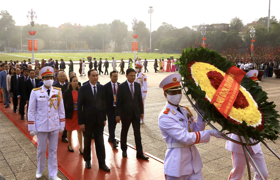 Đoàn kiều bào tiêu biểu vào Lăng viếng Chủ tịch Hồ Chí Minh.(Ảnh: Lâm Khánh/TTXVN)