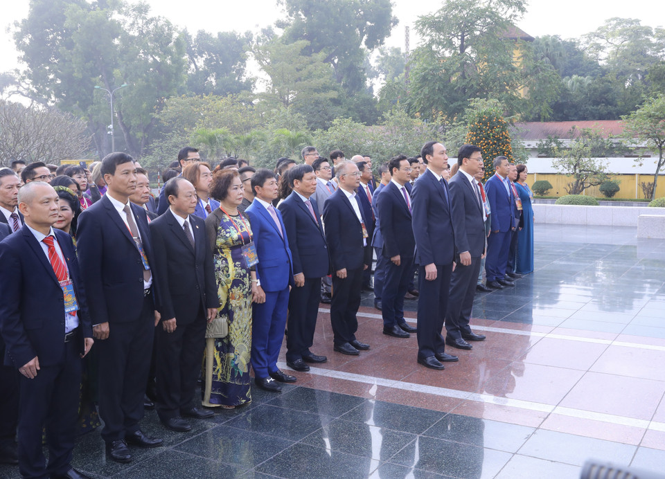 Đoàn kiều bào tiêu biểu tưởng niệm Anh hùng Liệt sỹ. (Ảnh: Lâm Khánh/TTXVN)