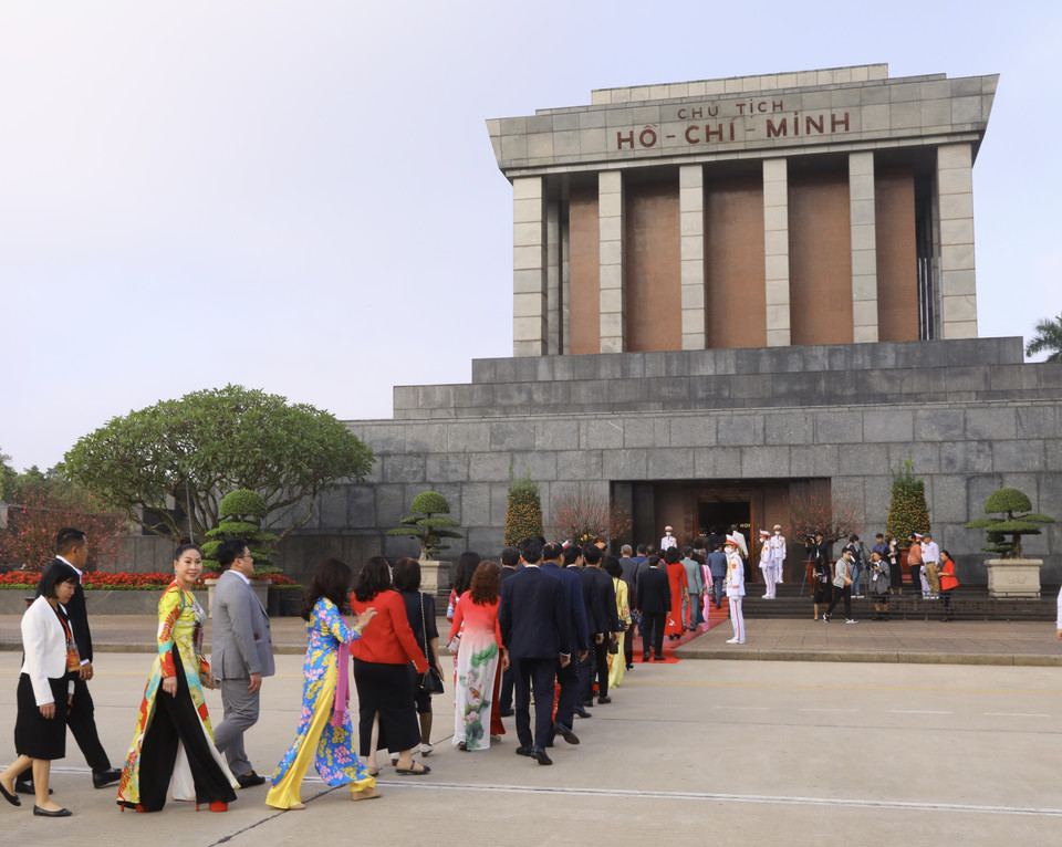 Đoàn kiều bào tiêu biểu dự Chương trình Xuân Quê hương 2023 đến đặt vòng hoa, vào Lăng viếng Chủ tịch Hồ Chí Minh. (Ảnh: Lâm Khánh/TTXVN)