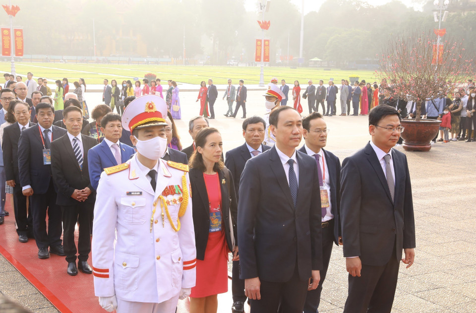 Đoàn kiều bào tiêu biểu vào Lăng viếng Chủ tịch Hồ Chí Minh. (Ảnh: Lâm Khánh/TTXVN)