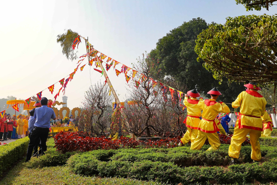 Nghi thức dựng cây nêu ngày Tết theo phong tục truyền thống tại Khu di tích Hoàng thành Thăng Long. (Ảnh: Thanh Tùng/TTXVN)