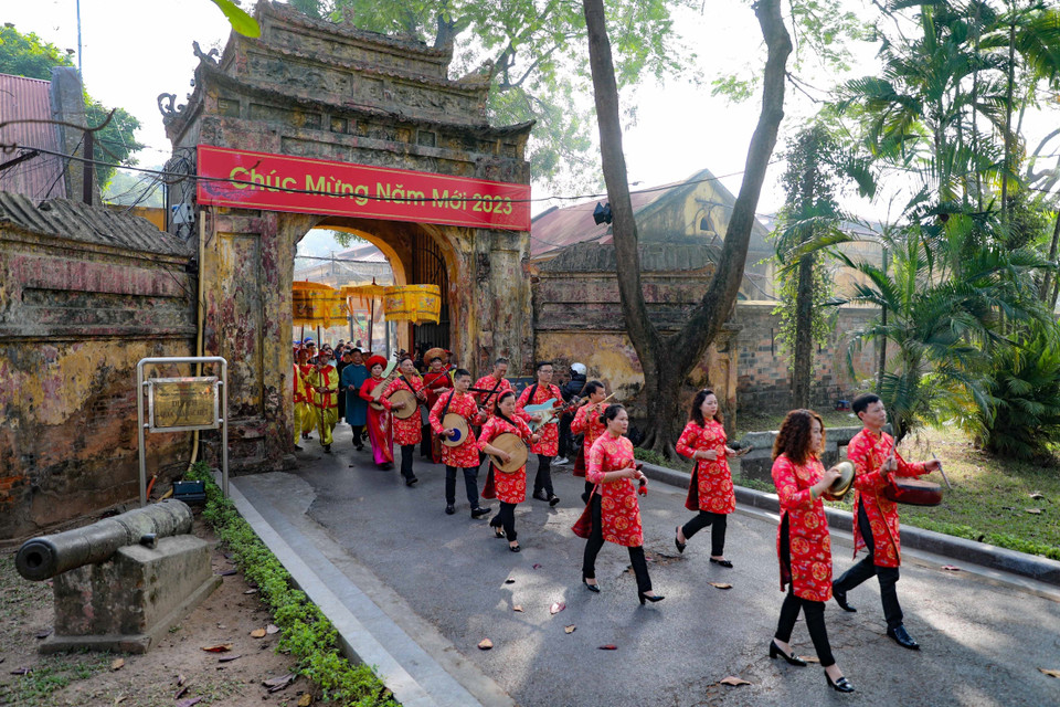 Đoàn hành lễ mang cá chép đi thả. (Ảnh: Thanh Tùng/TTXVN)