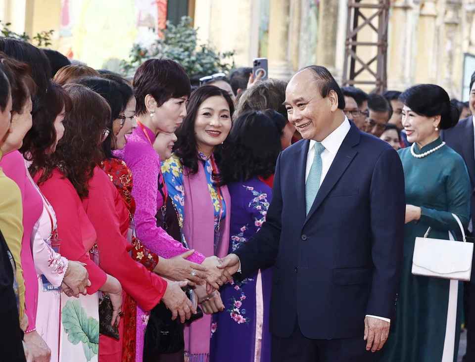 Chủ tịch nước Nguyễn Xuân Phúc và Phu nhân với các đại biểu kiều bào dự Chương trình Xuân Quê hương 2023 dự nghi thức dâng hương và thả cả chép tại Khu di tích Hoàng thành Thăng Long. (Ảnh: Thống Nhất/TTXVN)