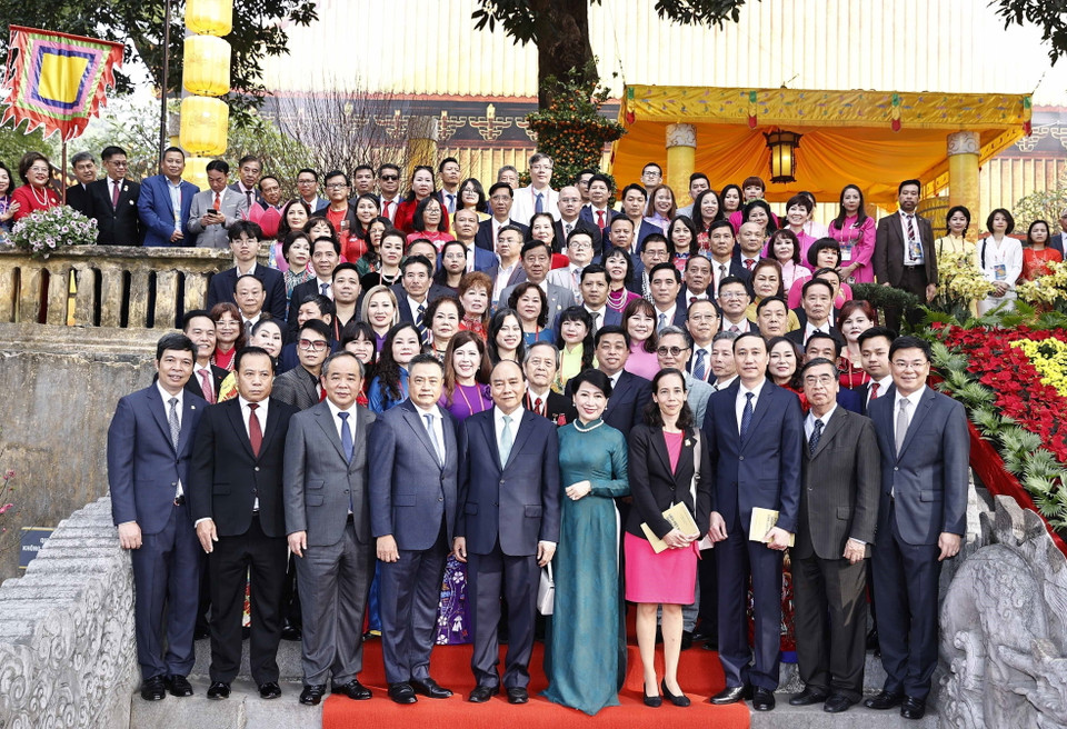 Chủ tịch nước Nguyễn Xuân Phúc và Phu nhân cùng các đại biểu kiều bào dự Chương trình Xuân Quê hương 2023 tại Điện Kính Thiên. (Ảnh: Thống Nhất/TTXVN)