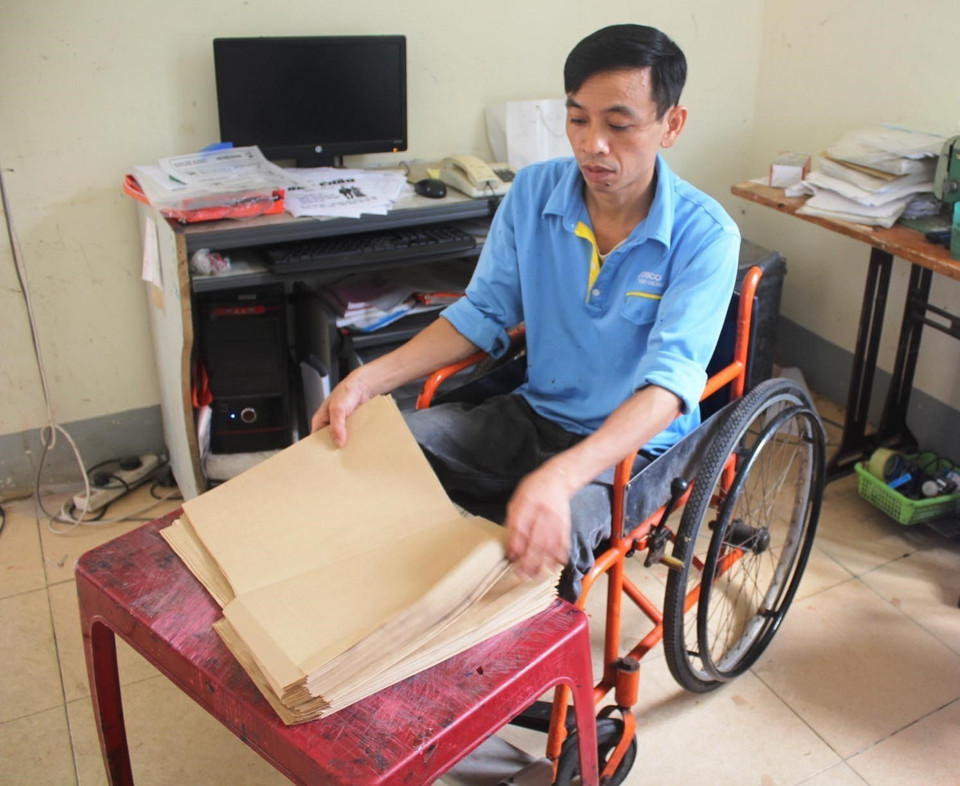 Anh Nguyễn Văn Công, sinh năm 1976, quê xã Kỳ Tân, thị xã Kỳ Anh (Hà Tĩnh) bị liệt cả 2 chân sau một cơn sốt kéo dài, khiến việc đi lại anh đều phải nhờ vào chiếc xe lăn. Không khuất phục trước số phận, Công luôn tỏ ra lạc quan, yêu đời, vượt qua mọi khó khăn trong cuộc sống, trở thành người có ích cho xã hội. Hiện anh là nhân viên có tay nghề ở xưởng in lưới của Trung tâm dạy nghề, giới thiệu và giải quyết việc làm cho người tàn tật Hà Tĩnh. (Ảnh: Phan Quân/TTXVN)
