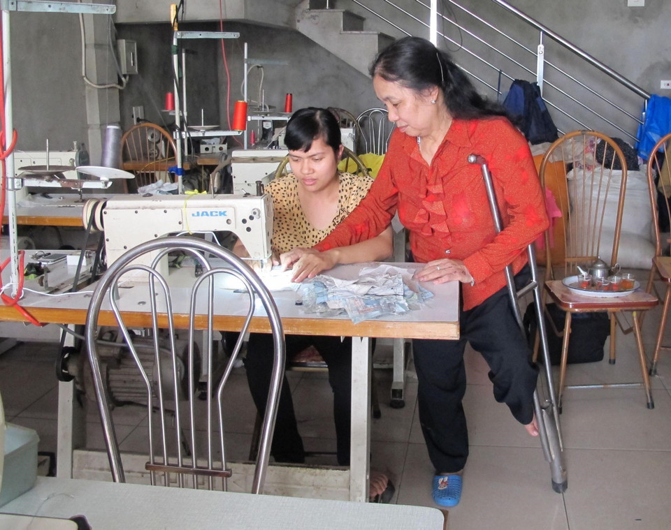 Bà Nguyễn Thị Hòa, chủ xưởng may gia công tại khu phố 5, thị trấn Yên Ninh, huyện Yên Khánh (Ninh Bình) là một người khuyết tật. Hàng chục năm hoạt động, xưởng may của bà đã đào tạo cho hàng nghìn công nhân may, trong đó có khoảng 500 người khuyết tật. (Ảnh: Ninh Đức Phương/TTXVN)